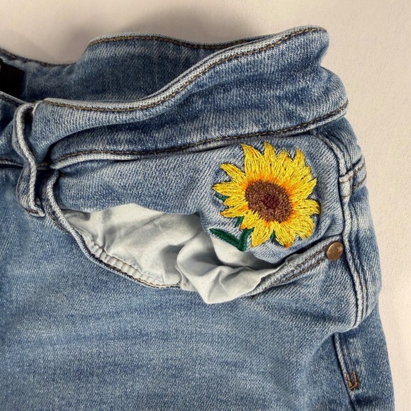 Judy Blue Jeans 16W Embroidered Sunflower Cuffed Ankle Light Wash Denim - Picture 7 of 9